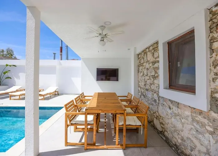 빌라 Traditional Seaside Stone With Private Pool