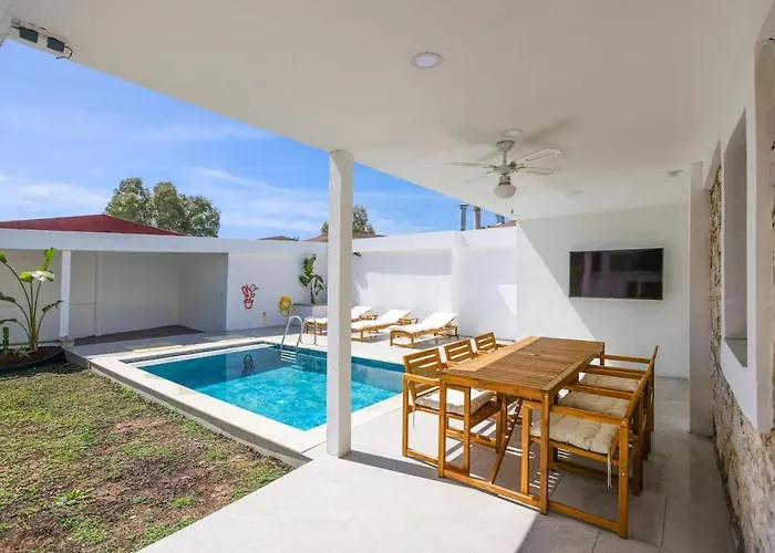 Traditional Seaside Stone With Private Pool 빌라 *