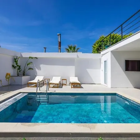 فيلة Traditional Seaside Stone With Private Pool