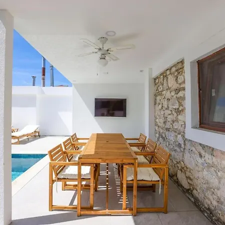 וילה Traditional Seaside Stone With Private Pool